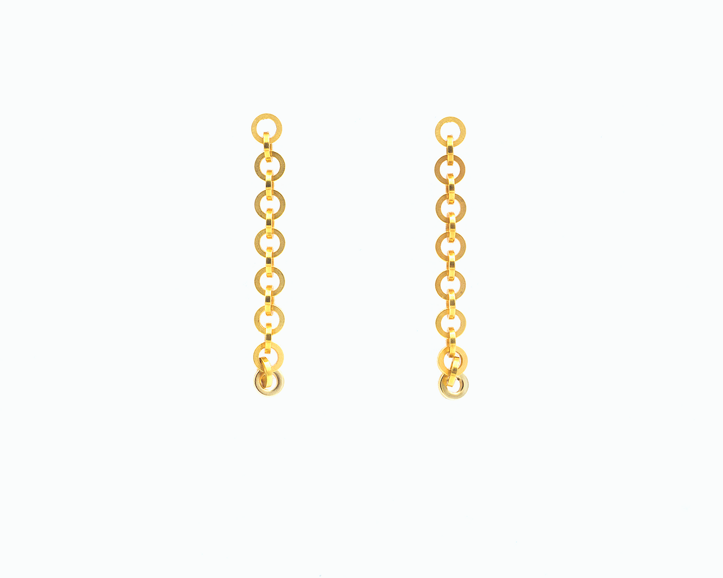 Zu sehen ist hier ein hängendes Ohrschmuck-Paar. Es sind zwei mit der Vorderseite nach vorne zeigende und nach unten hängende Kettenstücke aus ineinander eingehängten Kreisringelementen mit Vierkantprofil. Der Ohrschmuck ist goldfarben. Er ist aus Edelstahl, Feingold plattiert.