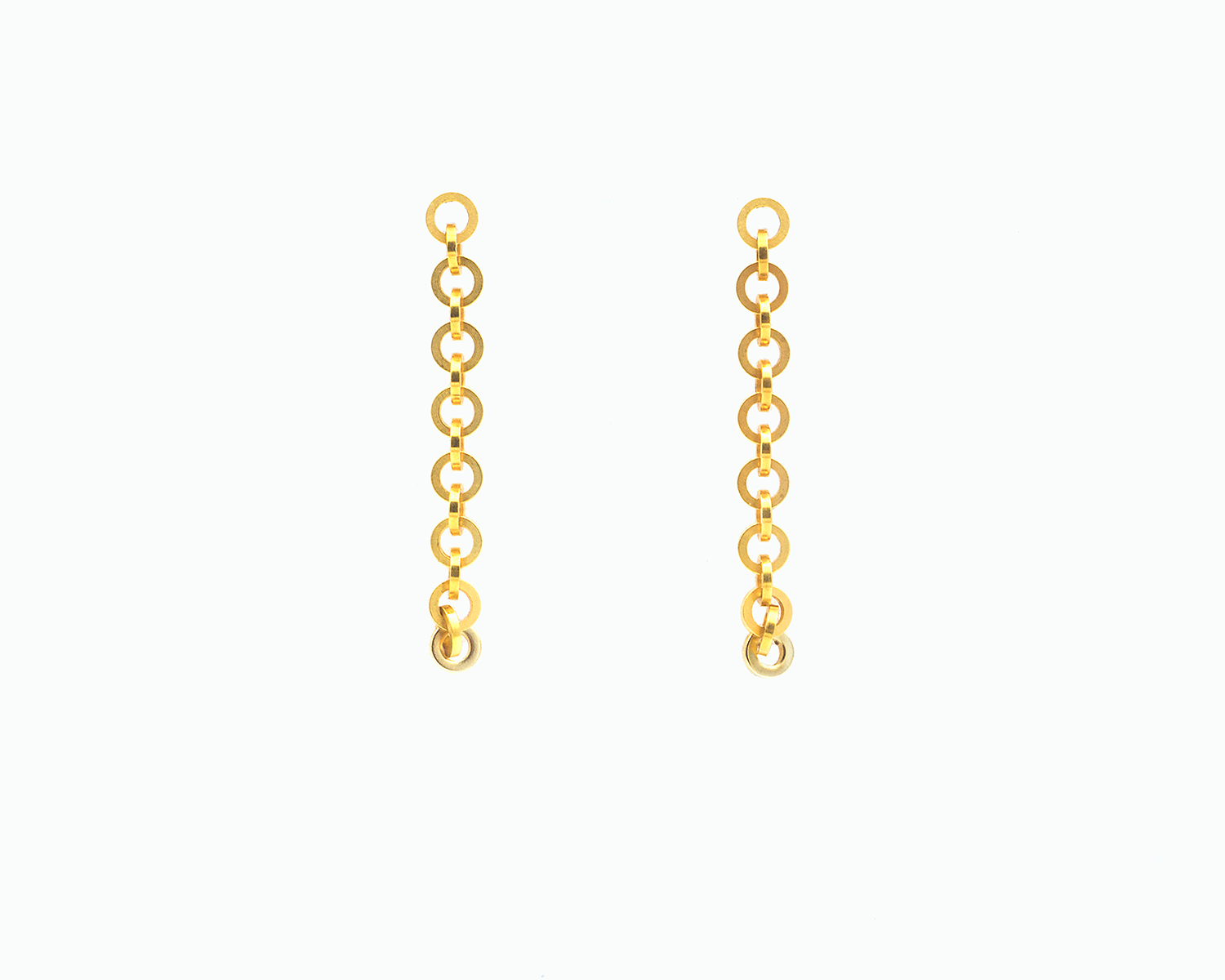 Zu sehen ist hier ein hängendes Ohrschmuck-Paar. Es sind zwei mit der Vorderseite nach vorne zeigende und nach unten hängende Kettenstücke aus ineinander eingehängten Kreisringelementen mit Vierkantprofil. Der Ohrschmuck ist goldfarben. Er ist aus Edelstahl, Feingold plattiert.