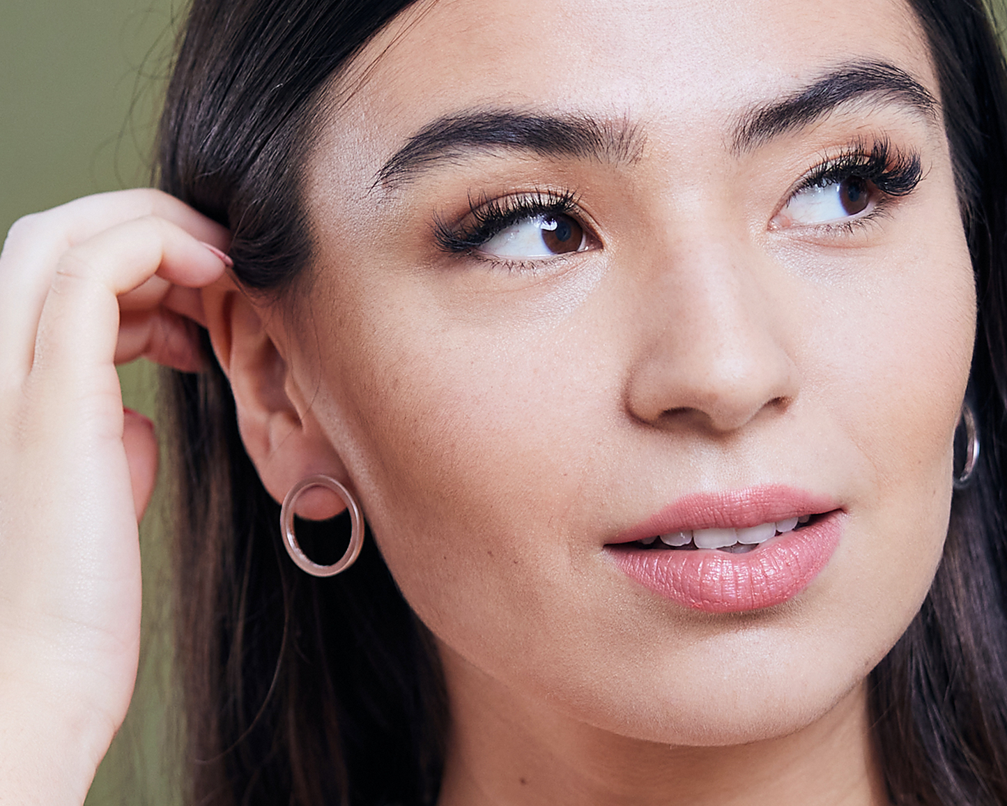 Zu sehen ist hier der Kopf einer Frau, die den Ohrschmuck „attraente grande“ in Silber plattierter Version trägt. Beide Ohren sind somit mit jeweils münzgroßen, kreisförmigen Ringen mit Vierkantprofil geschmückt.