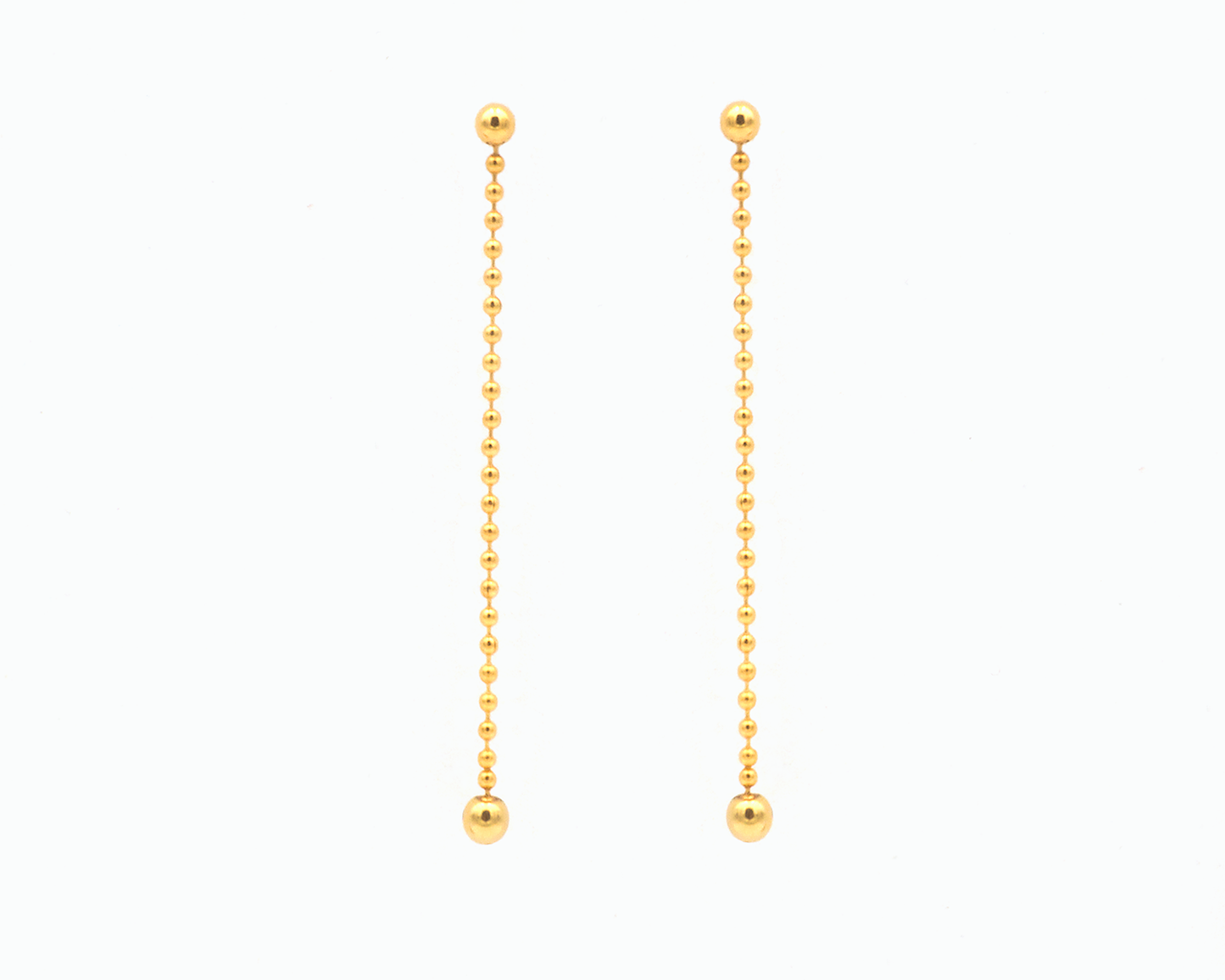 Zu sehen ist hier ein hängendes Ohrschmuck-Paar. Es sind zwei mit der Vorderseite nach vorne zeigende und nach unten hängende Kugelkettenstücke, an deren Abschluss unten jeweils eine größere Magnetkugel sitzt. Der Ohrschmuck ist goldfarben. Er ist aus Edelstahl, Feingold plattiert.