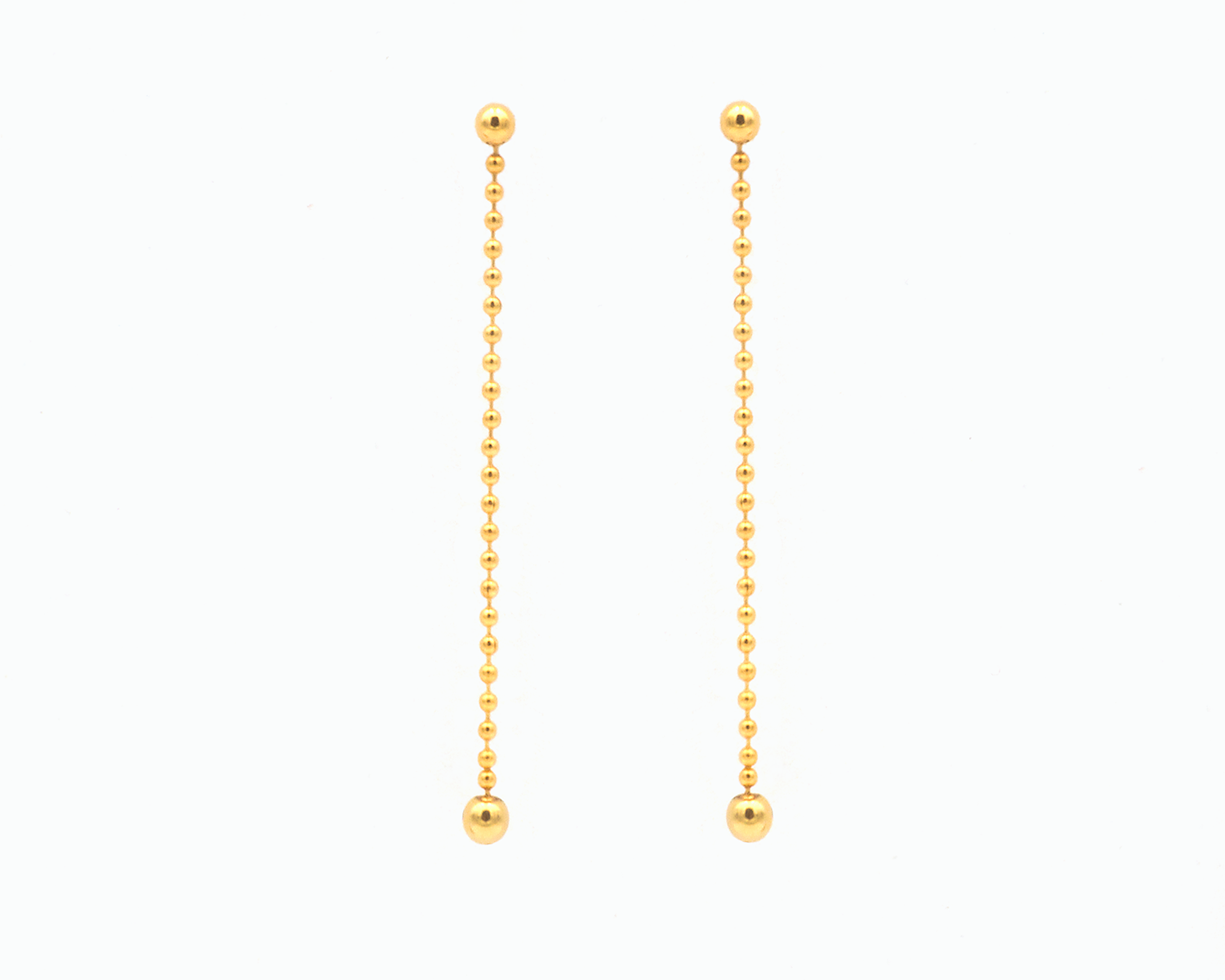 Zu sehen ist hier ein hängendes Ohrschmuck-Paar. Es sind zwei mit der Vorderseite nach vorne zeigende und nach unten hängende Kugelkettenstücke, an deren Abschluss unten jeweils eine größere Magnetkugel sitzt. Der Ohrschmuck ist goldfarben. Er ist aus Edelstahl, Feingold plattiert.