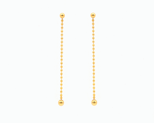 Zu sehen ist hier ein hängendes Ohrschmuck-Paar. Es sind zwei mit der Vorderseite nach vorne zeigende und nach unten hängende Kugelkettenstücke, an deren Abschluss unten jeweils eine größere Magnetkugel sitzt. Der Ohrschmuck ist goldfarben. Er ist aus Edelstahl, Feingold plattiert.