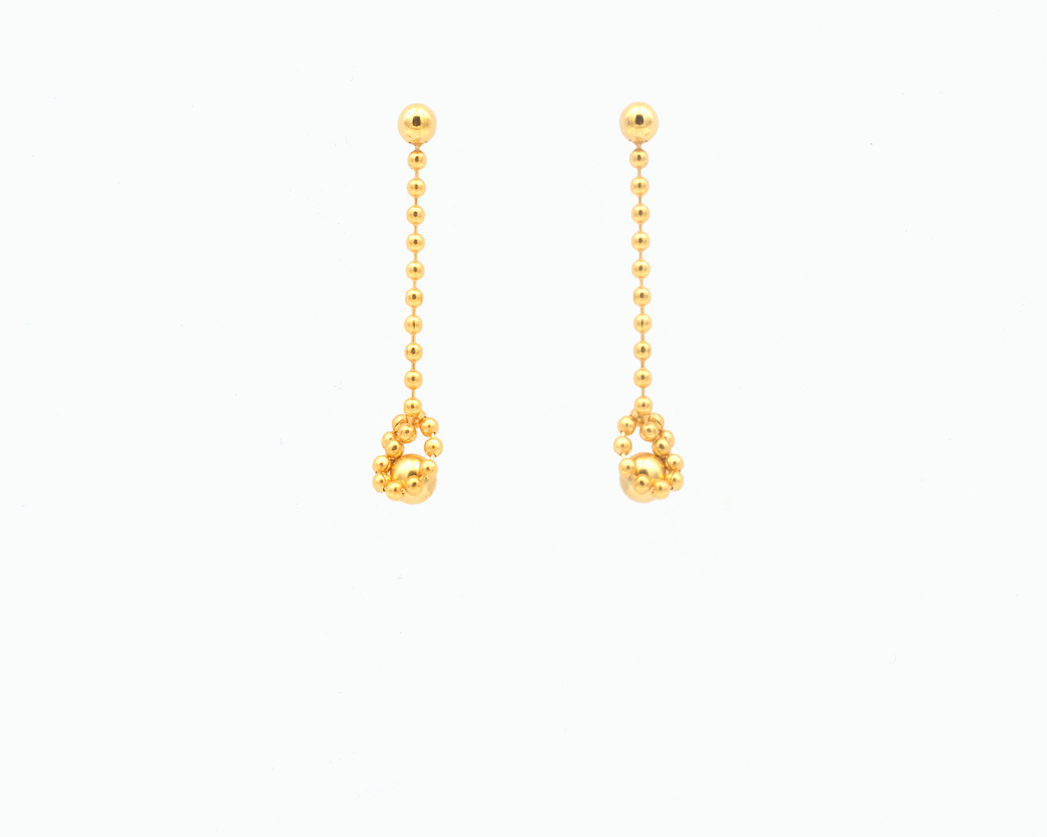 Zu sehen ist hier ein hängendes Ohrschmuck-Paar. Es sind zwei mit der Vorderseite nach vorne zeigende und nach unten hängende Kugelkettenstücke, an deren Enden unten jeweils ein Teil des Kettenstranges am dort sitzenden Magneten angedockt ist. Dies ist eine der vielen Tragemöglichkeiten dieses Ohrschmuckes. Der Ohrschmuck ist goldfarben. Er ist aus Edelstahl, Feingold plattiert.