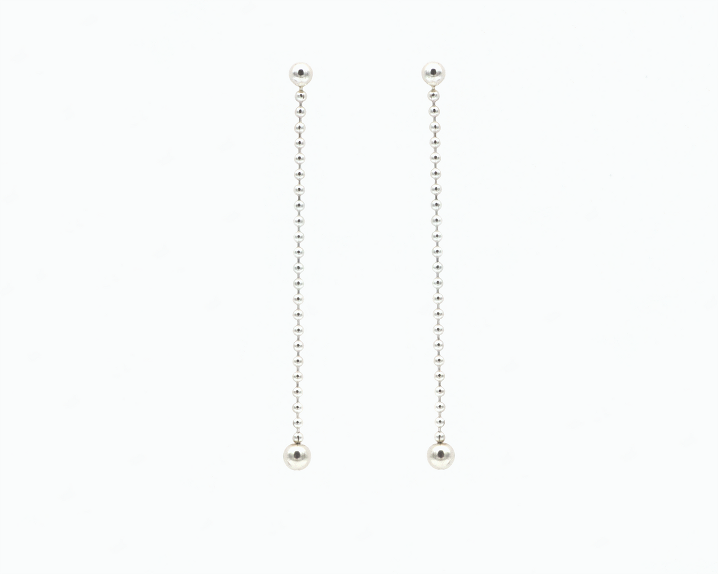 Zu sehen ist hier ein hängendes Ohrschmuck-Paar. Es sind zwei mit der Vorderseite nach vorne zeigende und nach unten hängende Kugelkettenstücke, an deren Abschluss unten jeweils eine größere Magnetkugel sitzt. Der Ohrschmuck ist silberfarben. Er ist aus Edelstahl, Silber plattiert.