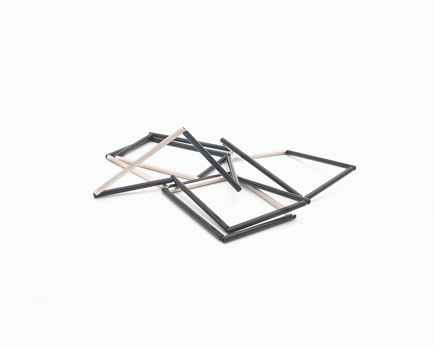 Zu sehen ist hier eine eng zusammen liegende Kette mit schwarzen und silbernen Stäben. Die Stäbe sind Rohrabschnitte in zwei verschiedenen Längen. Die Kette hat eine grafische Anmutung, bei der die Linie als Hauptakteur dominiert.