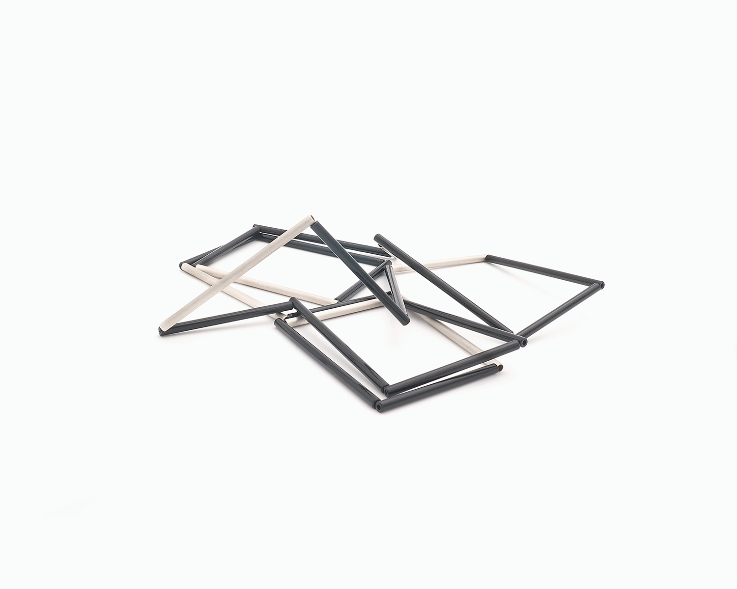 Zu sehen ist hier eine eng zusammen liegende Kette mit schwarzen und silbernen Stäben. Die Stäbe sind Rohrabschnitte in zwei verschiedenen Längen. Die Kette hat eine grafische Anmutung, bei der die Linie als Hauptakteur dominiert.